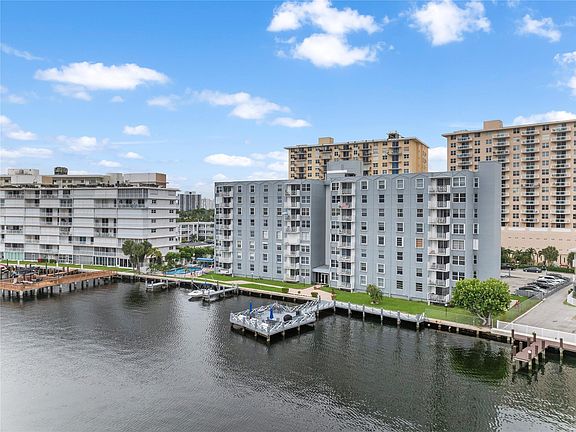 4th image of 430 Golden Isles Drive #205