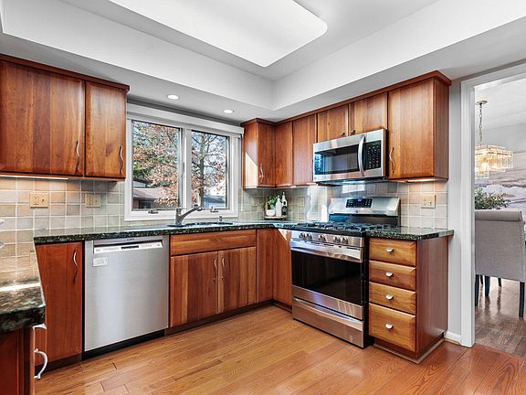 3rd image of 3540 Windemere Dr