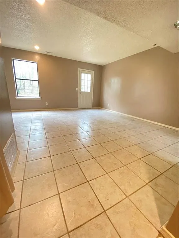 2 bed, 1.5 bath, 1088 sqft, $1,000 — Photo 2
