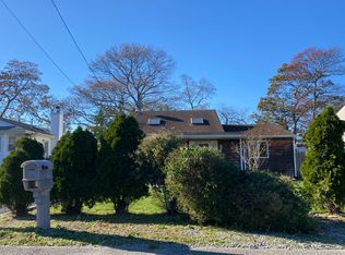 10 Woodmont Pl, Farmingville, NY 11738