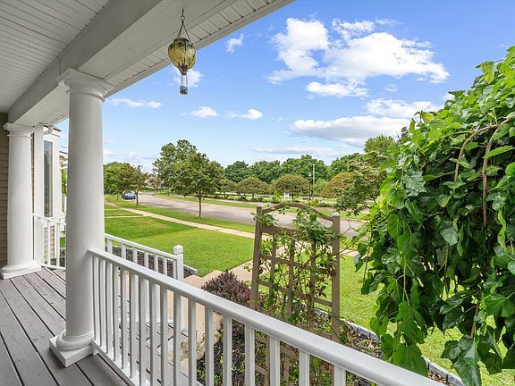 3rd image of 909 Crescent Dr