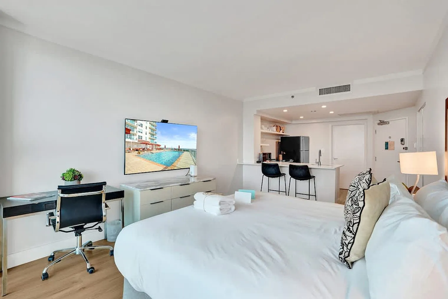 Studio, 1.0 bath, 387 sqft, $4,023 — Photo 2
