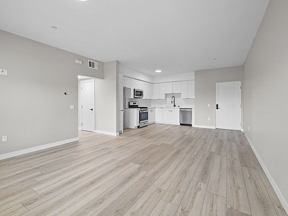 4th image of 12714 S Figueroa St #301