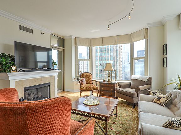 4th image of 25 E Superior St APT 3701