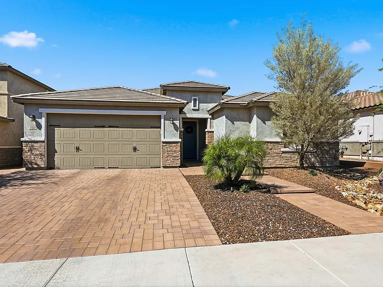 7228 W Tombstone Trl — Photo 1