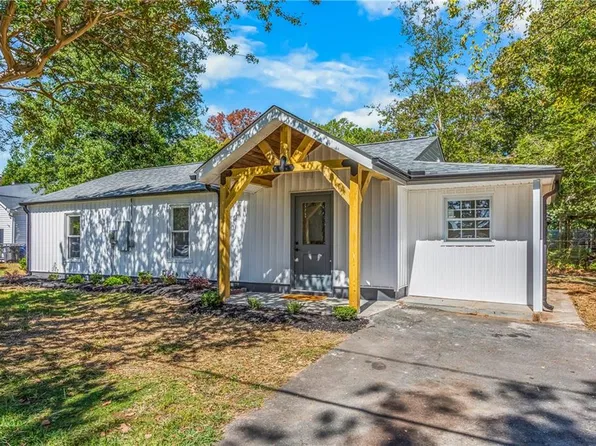 3726 Konnoak Dr, Winston Salem, NC 27127