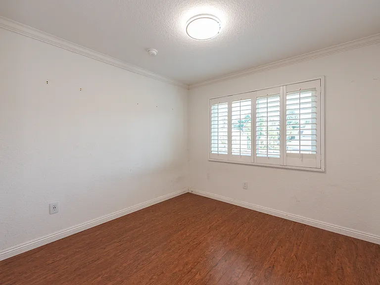 166 Greenmoor — Photo 18