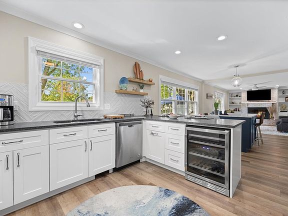 4th image of 1605 Mirror Lake Dr