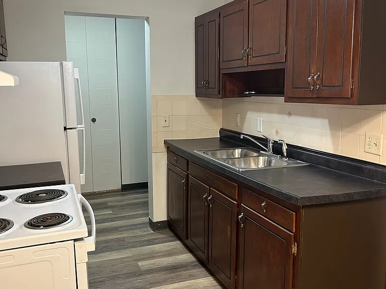 Tradewinds Apartments — Photo 40