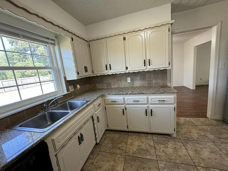 1551 N Heritage Ln — Photo 32