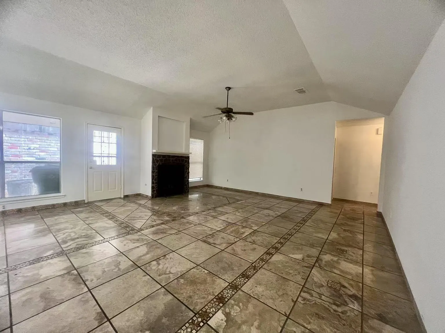 3 bed, 2.0 bath, 1519 sqft, $1,780 — Photo 2