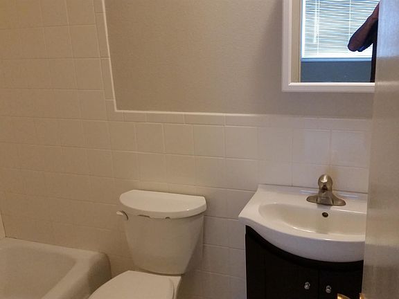 3rd image of 825 Oakcrest St #5
