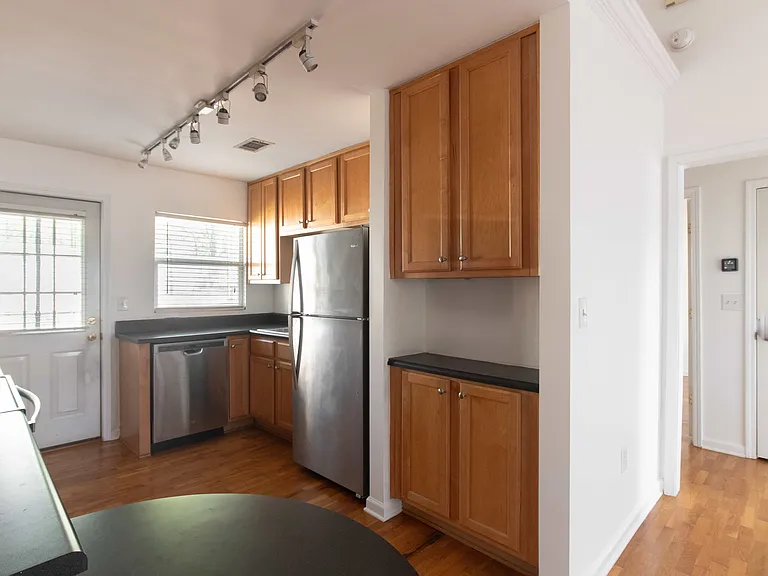 1514 Stone Gate Ln SE — Photo 2