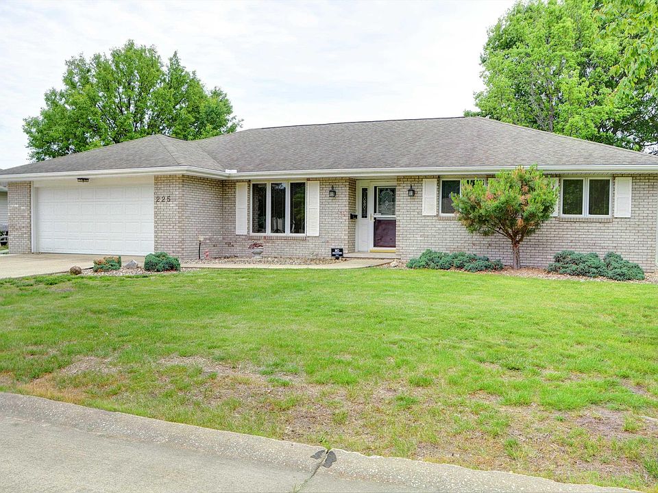 1st image of 225 Pinecrest Dr