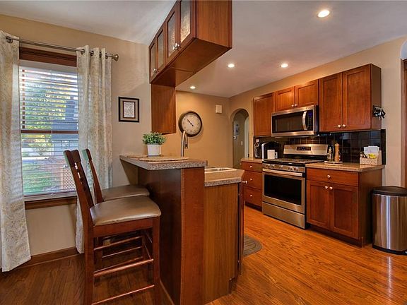 3rd image of 2456 Lyon Blvd