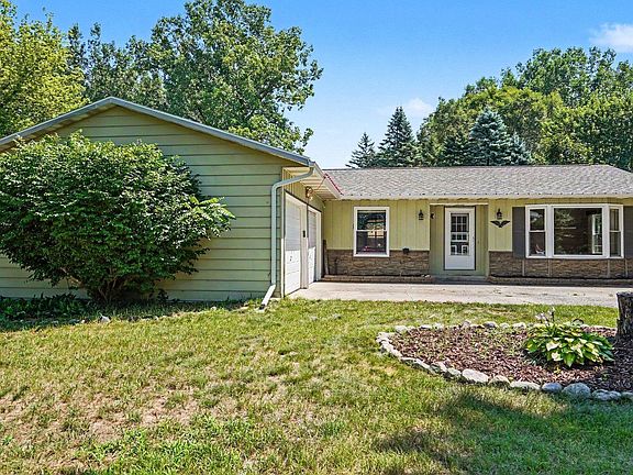 3rd image of 3831 Greenacres Dr