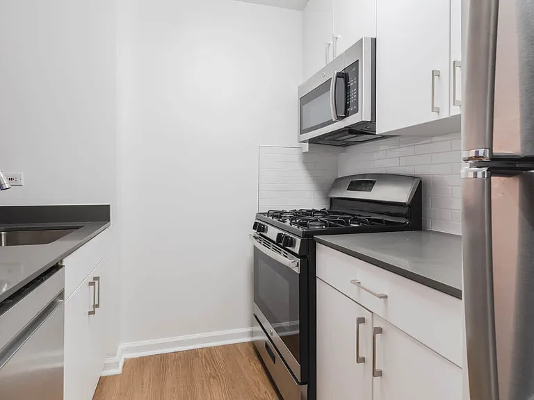 300 E 39th St #10J — Photo 47