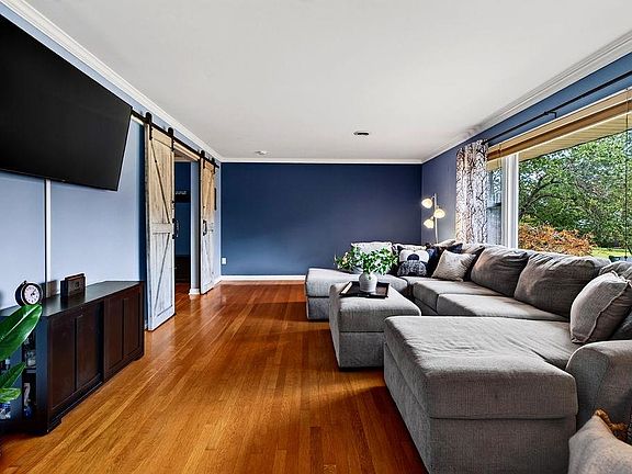 2nd image of 1290 Sunset Ln