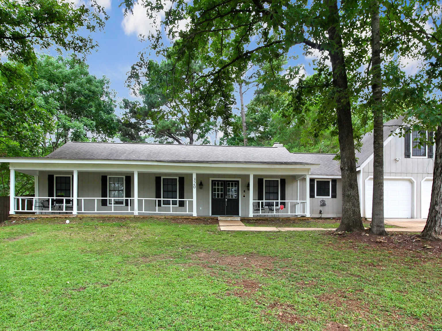 320 Helmsley Dr — Photo 1