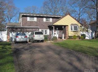 7 Oakwood Hills Dr, East Islip, NY 11730