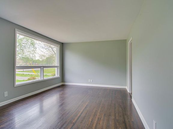 4th image of 1807 Foxdale Dr