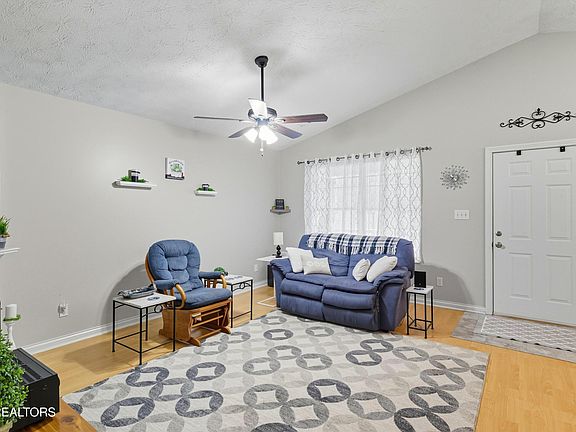 5th image of 131 Emerald Court Pl