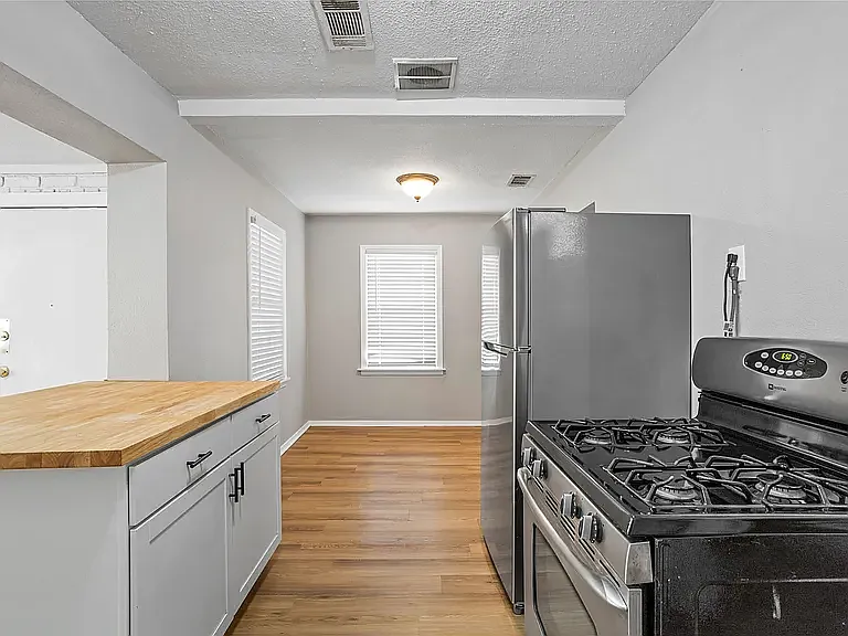 3504 Mission St — Photo 4