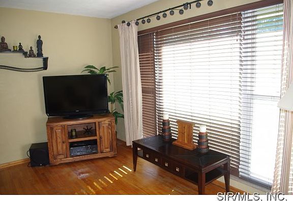 3rd image of 128 Lincoln Ave