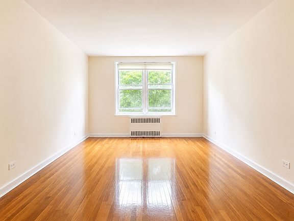 3rd image of 930 E 7th St #301