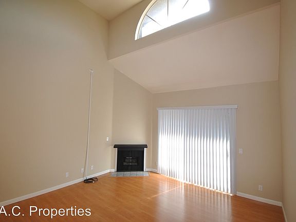 3rd image of 11434 Moorpark St Unit 203