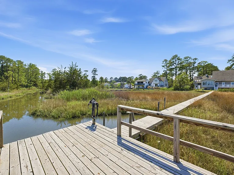 20B Freeman Dr — Photo 2