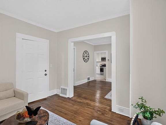 5th image of 2623 Polk St NE