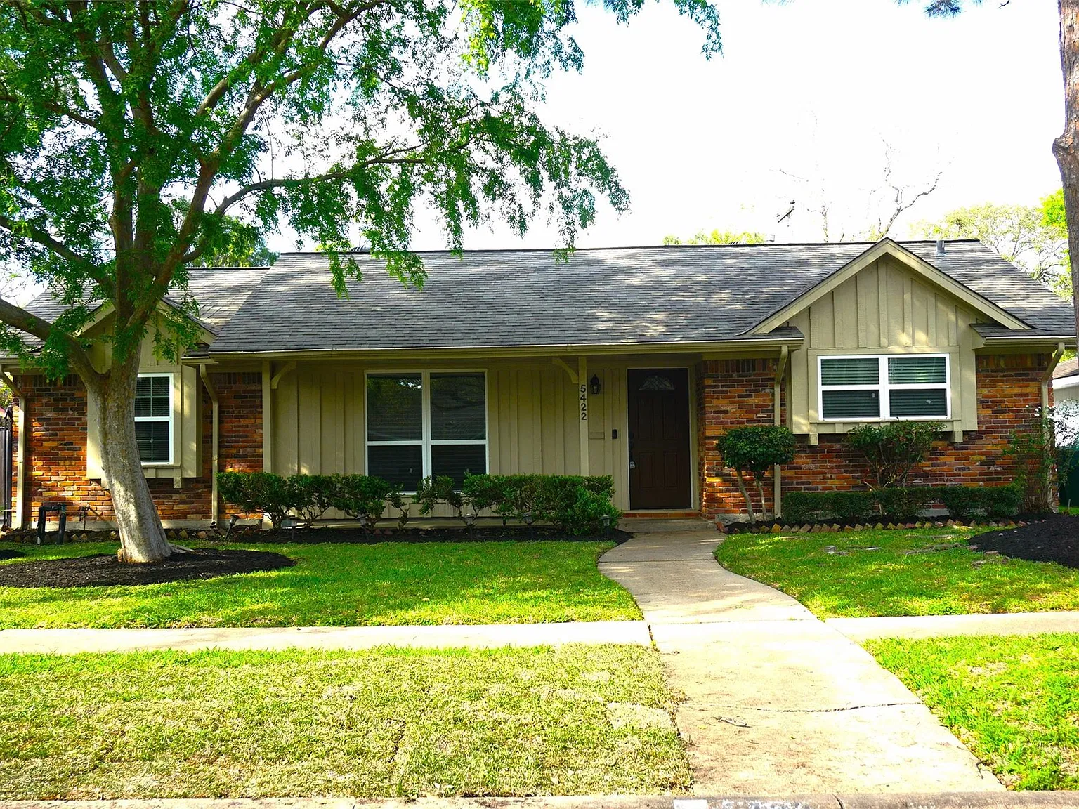 3 bed, 2.0 bath, 1735 sqft, $2,600 — Photo 2