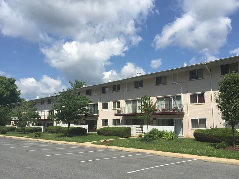 Round Hill Apartments of Chevy Chase — Photo 9