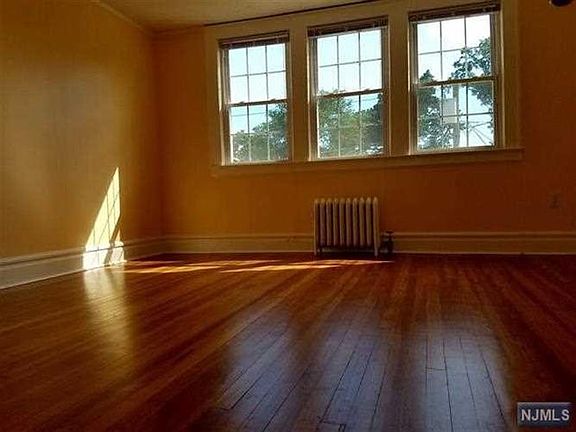 3rd image of 28 Sunset Ave
