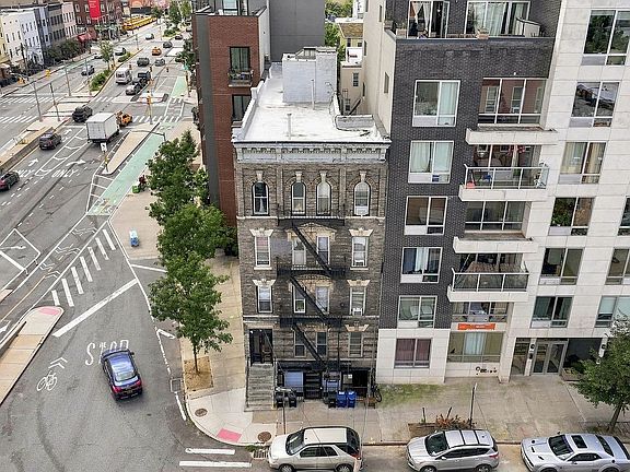 4th image of 188 Eagle St