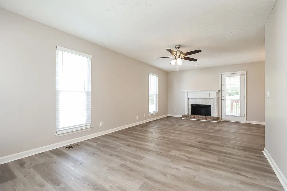 3 bed, 2.0 bath, 1354 sqft, $2,370 — Photo 3