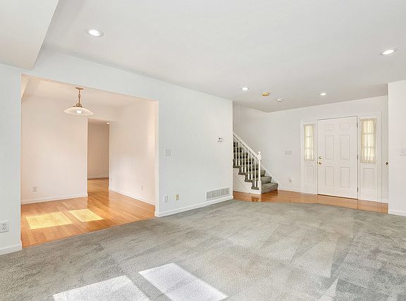 5th image of 14 Windgate Ct