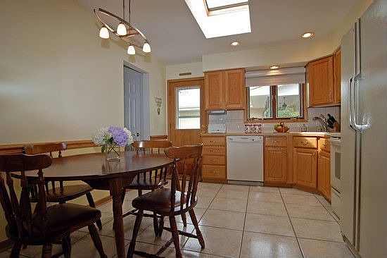 Cheerful updated kitch w/ skylight & blt in breakfrnt