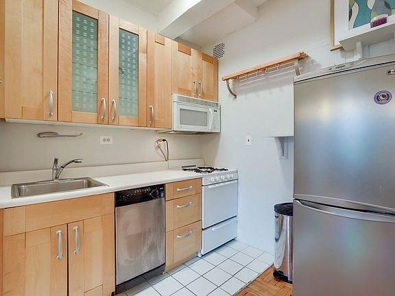 3rd image of 229 E 28th St APT Lc