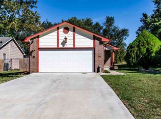 72 E Arnold Dr, Augusta, KS 67010