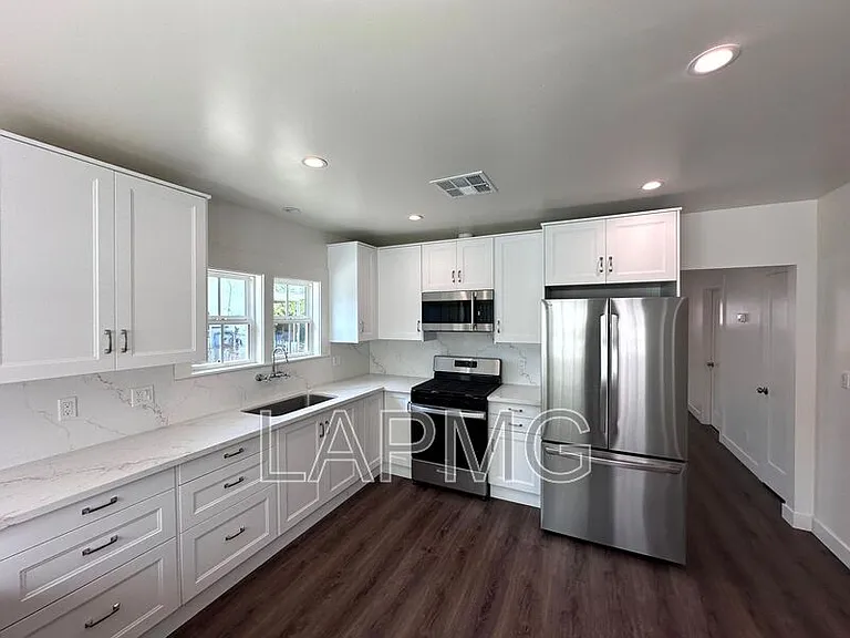 1460 Ricardo St — Photo 7