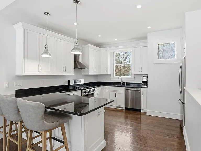 420 Maple Ave S — Photo 7
