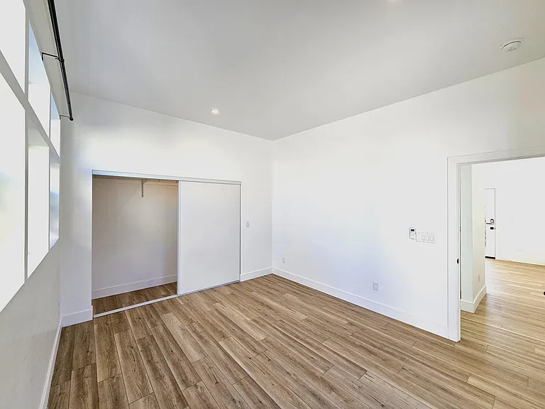 2711 W 60th St — Photo 33