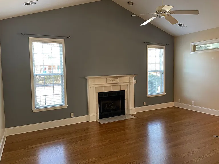 621 Riverwood Dr SE — Photo 2