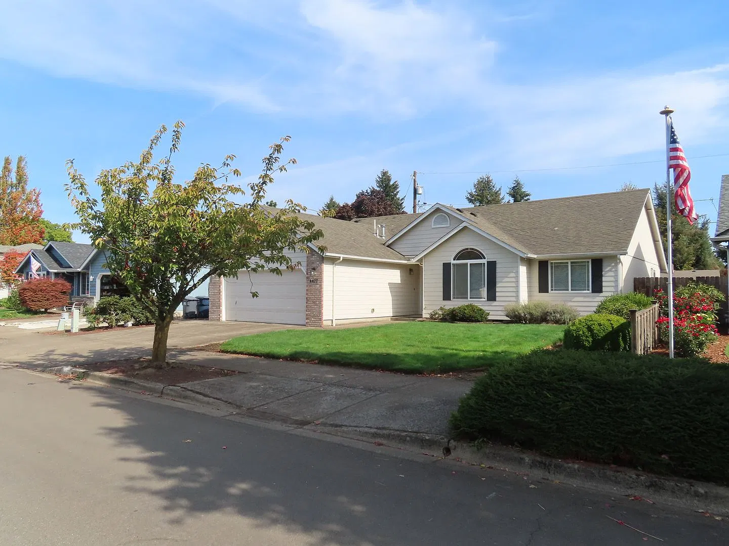 3 Bed, 2 Bath Home with 2-Car Garage & Covered Deck Santa Clara, Eugene — Photo 2