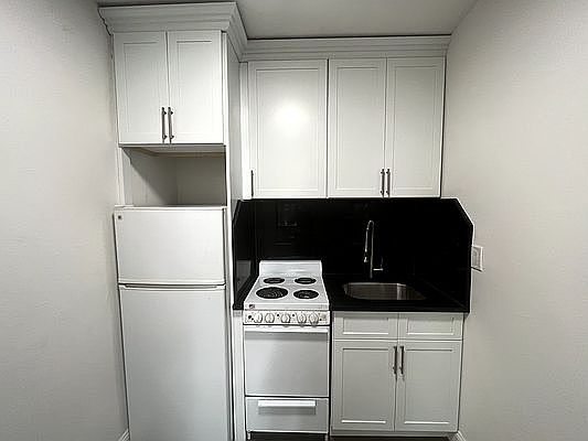 4th image of 310 E 6th St #I0