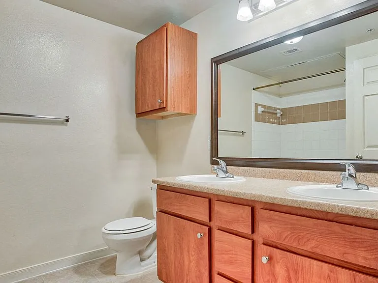 Nestled in a serene setting with beautiful views, Mission Oak apartment provides a peaceful retreat that feels worlds away while being conveniently located near shopping, dining, and major employers.