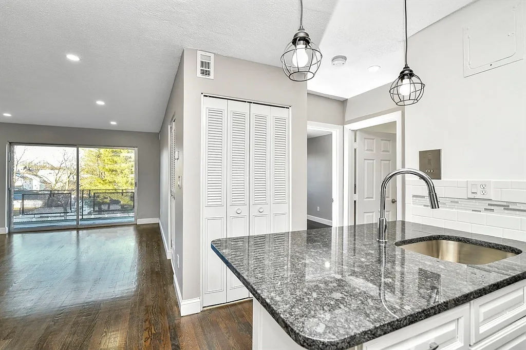 1 bed, 1.0 bath, 655 sqft, $2,300 — Photo 2