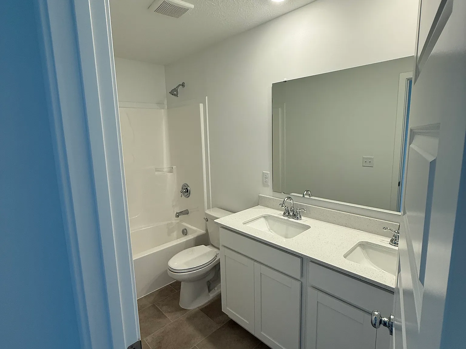 4 bed, 2006 sqft, $2,250 — Photo 2